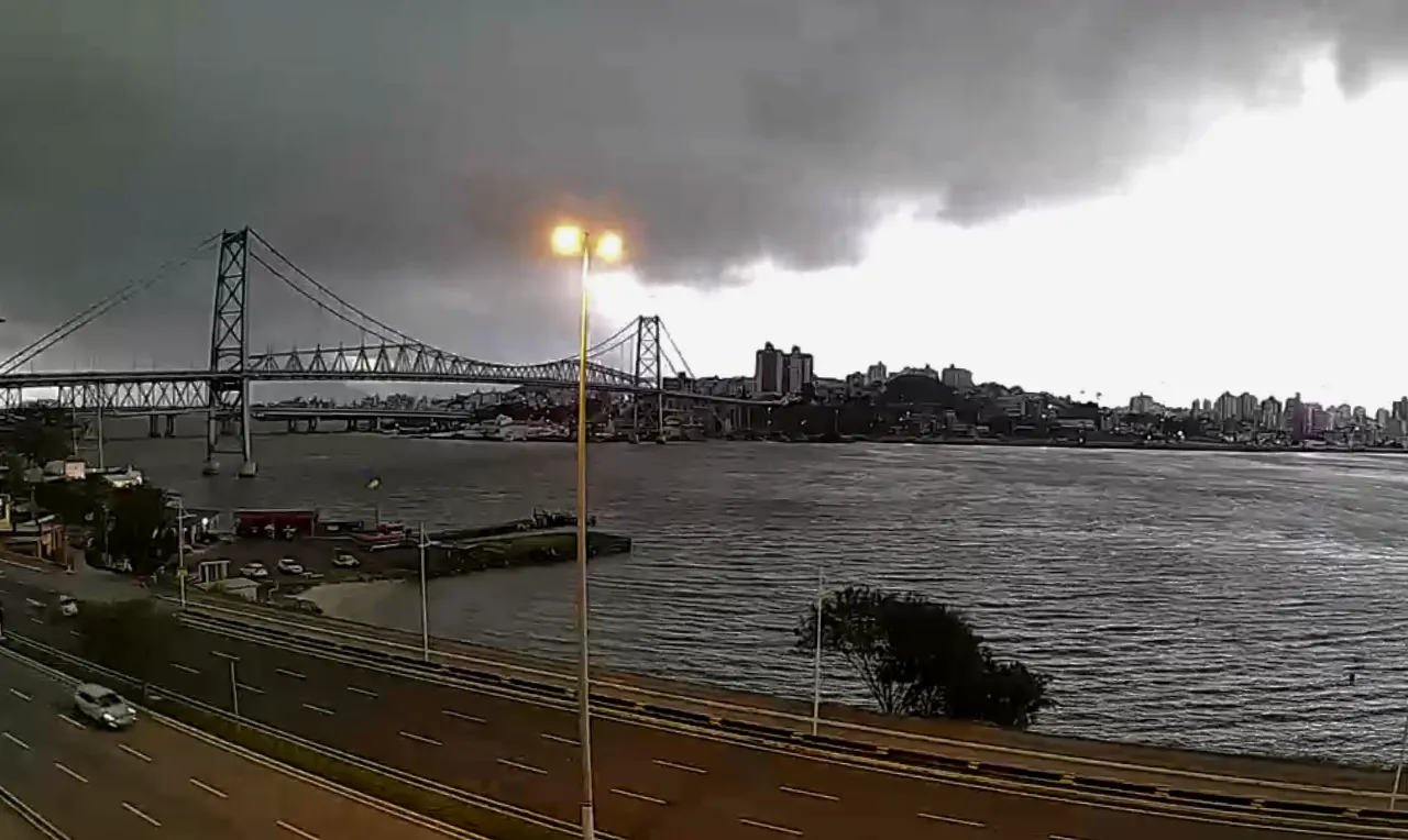 Avanço de chuva intensa em Florianópolis/SC